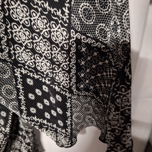 Black and White Patterned Top Flowy Comfort - Picture 4 of 8